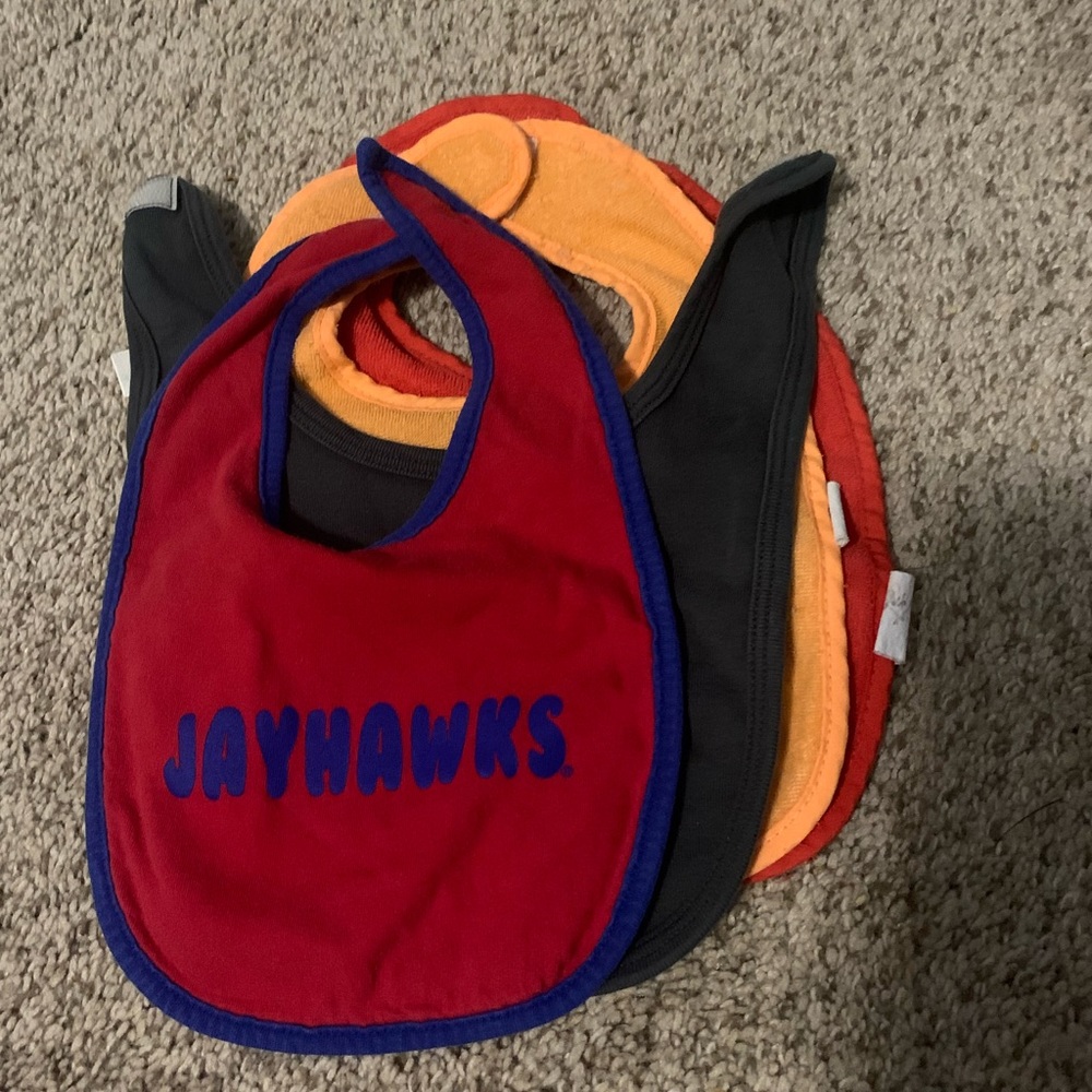 4 velcro bibs!